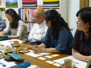 話に聞き入る参加者