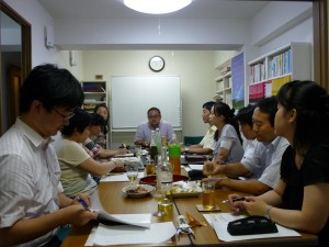 ワインを飲みながら、みんなで語り合い