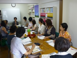 著者の説明を聞く参加者