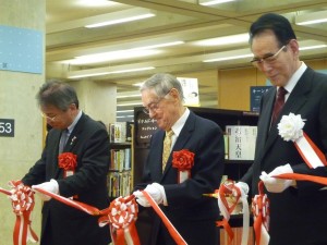 テープカットの瞬間