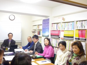 真剣に意見を聞く受講者の方々