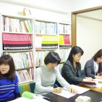 著者の話に聞き入る参加者