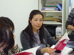 説明をする著者（高見さん）