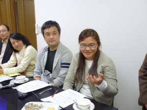 話をする看護師候補生のオクトラさん