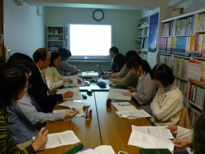 真剣に話を聞く参加者