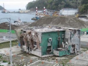最も大きい16メートルの津波で引き倒された建物。引き波で海側に倒れた建物の被害の例として多くの見学者が訪れるので残してあるそうです。