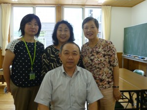 能代市立第四小学校で(工藤校長を囲んで)