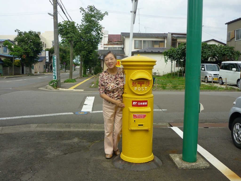 小学校を訪問した帰り道、「幸福の黄色いポスト」に出会いました。これは上町(かんまち)にある介護施設「やさしい風」と郵便局との企画で生まれたそうです。赤いポストから、「黄色いポスト」に塗り替えられたのは、2008年5月。楽しい試みですね!