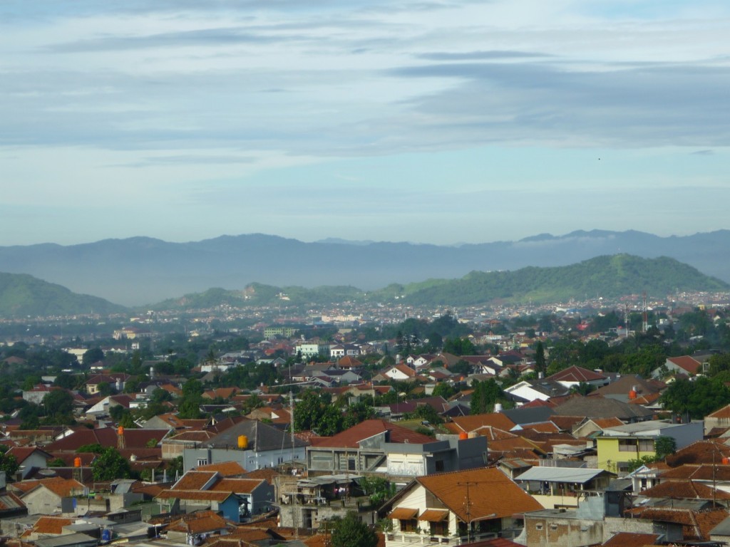 バンドンの大学内ホテルから見た街の景色（12月24日）