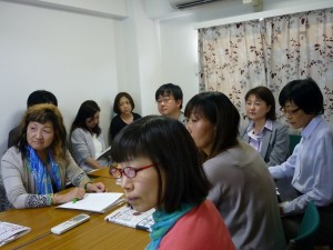 著者のお話を真剣に聴く参加者