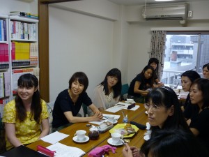 話を聞く参加者の方々