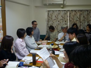 佐藤さんの話を聞く参加者