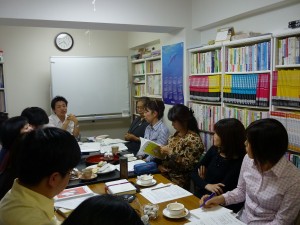 三代さんの話を聞く参加者