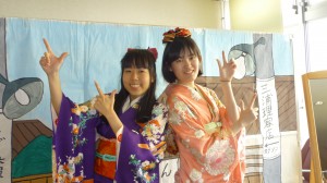 1 「なりきり写真館」は毎年大人気！写真をＨＰに載せたいという依頼に、にっこり笑ってポーズ。