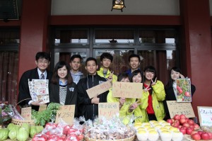 野菜を売る福島の高校生と留学生達