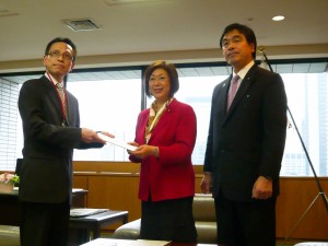 要望書を渡す伊東会長2015.4.6