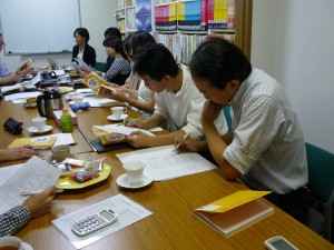 エッセイのリストを見て考える参加者の方々