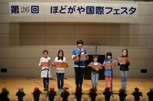 楽しそうに朗読をする子供さん達