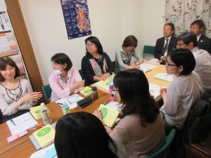 講師の話を聴く参加者