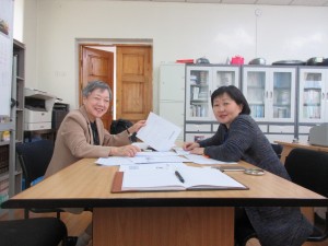 モンゴル国立大学でも、大学生のための教科書作りが始まっています。エギさんと率直に話し合いをしているところです。楽しいひと時でした。