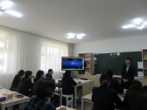 モンゲニ統合学校10年生の授業風景です。『できるモン３した』を使っていました。