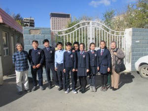 校」の生徒さんが正門まで出迎えてくれました。