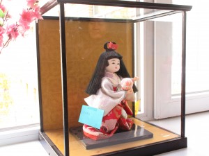 第3学校では、教室中に「日本語」のラベルが貼ってあったのが印象的でした。落とし物の消しゴムにも「けしごむ」という紙が貼ってありました。