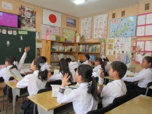 54番学校6年生の授業風景です。「先生、早く私を当ててください！」といった感じで、元気に手を挙げていました。