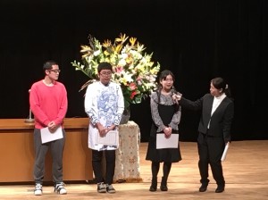 入賞者がインタビューを受けています