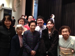 「なでしこ会」の方と重傷者と一緒に記念撮影