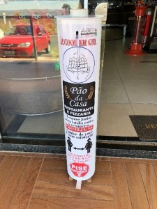 パン屋の入り口に置かれたアルコールジェル。手を上の部分にかざして、下方にあるペダルを足で踏んでアルコールジェルを出します。