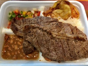 お弁当は、主に牛肉、鶏肉、パスタ、ベジタリアンなどから選べます。写真は牛肉の例。