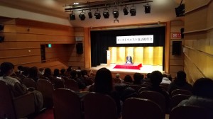 座席を交互に座り、半分だけ使いました。