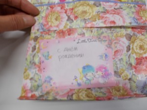 薛さん（台湾出身）がエフゲニーさんに「ロシア語で書いたお誕生日カード」を渡しました。