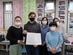 エフゲニーさんの俳句づくりを応援している先生方と！（今日は、出勤日ではないため、写真には写っていませんが、他にも応援してくださっている先生方も！）