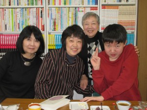 ジホン君（トモ君）と平野さん、左は『中くらいの友だち』編著者の伊東順子さん（2020.1.27)