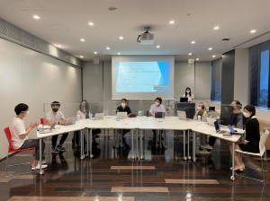 全体で話し合っている時の写真です