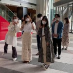 撮影の合間の時間に（明治大学の学生さん達）