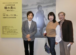 3人で写真展の前で
