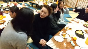 久しぶりに会った路子さんとニーナさんは、夢中になって話し込んでいました。教室の仲間は、いつまでも良き友達です。